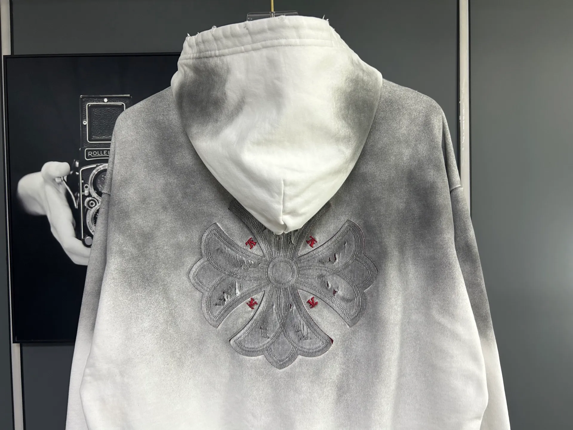P310 𝗖𝗵𝗿𝗼𝗺𝗲 𝗛𝗲𝗮𝗿𝘁𝘀/Cro Heart 2025 Cross Patch Embroidery Summer New Original Single Counter American Acid Washed Distressed Laser Burnt Patch Embroidery Couple Casual Hooded Sweatshirt 👑The highest version! Customized fabric 440g tripe terry fabric! American acid-washed and distressed original fabric laser burnt ✟appliqué embroidery and exquisite embroidery of letters! The best-selling model at the counter. It is very comfortable to wear. It is low-key yet luxurious. It is very classy when worn. The large size and tailoring are needless to say. The upper body is exquisite and vivid. 👍High-end first-class materials. A truly palace-level product. The cotton from Turkey is of outstanding quality. After heavy washing, the clothes are very soft! Not picky, the upper body is absolutely stylish and extremely luxurious. Auxiliary materials: The original model has been authenticated and labeled ➕100% silk washed with water label. Genuine purchase-grade original hangtag➕matching hanging rope➕3D hanging beads➕original packaging bag. Craftsmanship: The original version has consistent wiring! The highest version of the armhole matching technique! Countless times of pattern making to 100% restore the original appearance! The correct version is the same for men and women, super eye-catching, super good-looking, and super atmospheric! Color: black, white and gray Size, XS S M L